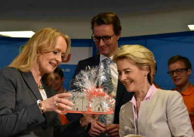 Bürgermeisterin Mechtild Schulze Hessing übergibt die Box an Verteidigungsministerin Ursula von der Leyen