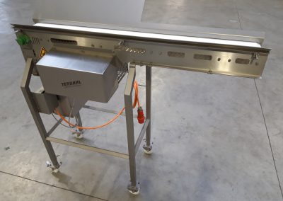 Modulbandförderer als Einlaufband für Air Liquide Drehtrommel Zip-Roll-Froster, Einsatztemperatur -70°C